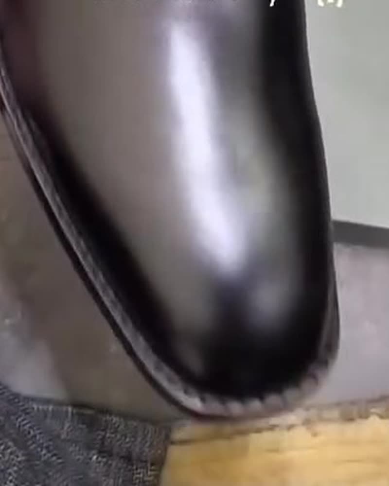 Black whole-cut oxford toe and stitched welt